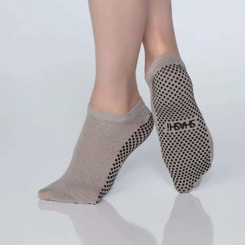 http://www.simplyworkout.com/cdn/shop/products/shashi-grip-socks-full-foot-basics-taupe-silver.webp?v=1655667913