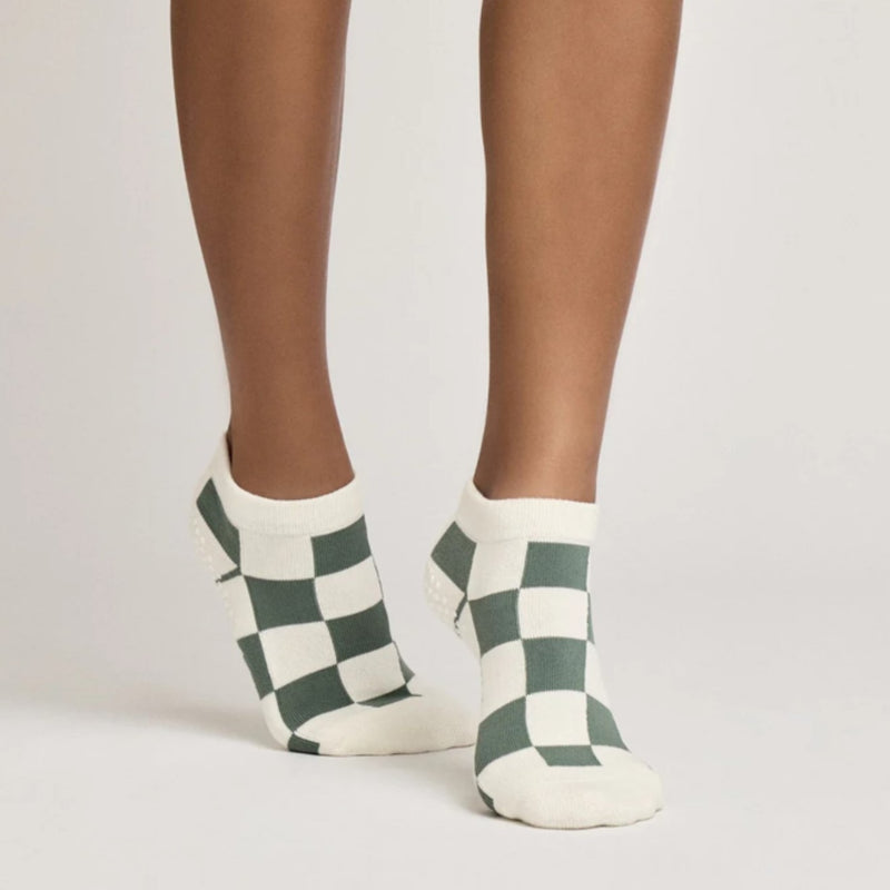 club martyn checkered ankle beige grip socks