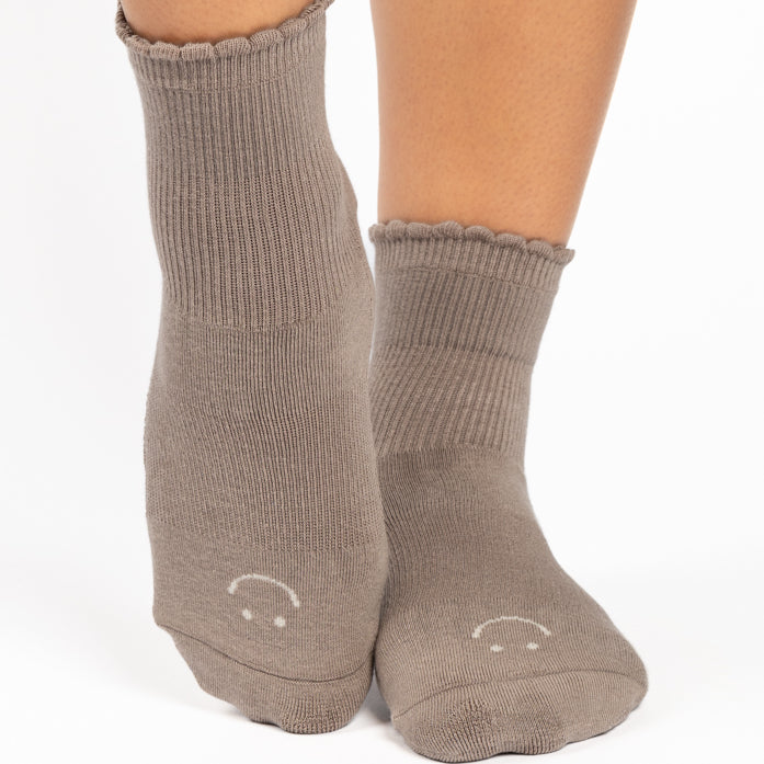 pointe studio happy ankle taupe grip socks