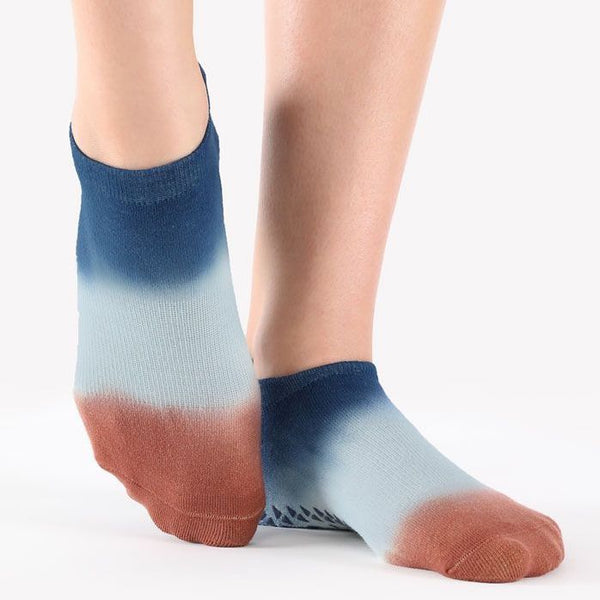 pointe studio Wyatt coastal night grip socks