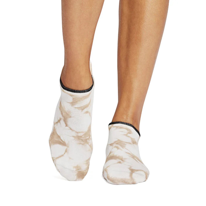 tavi active savvy camel tie dye grip socks