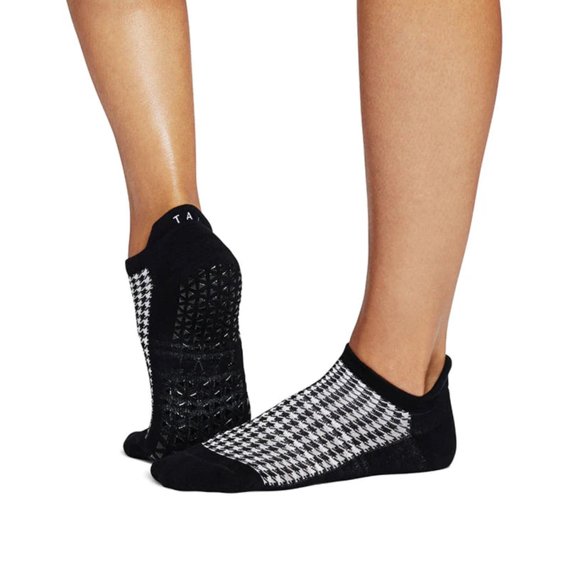 tavi active savvy houndstooth grip socks