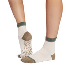 tavi aria evergreen grip socks