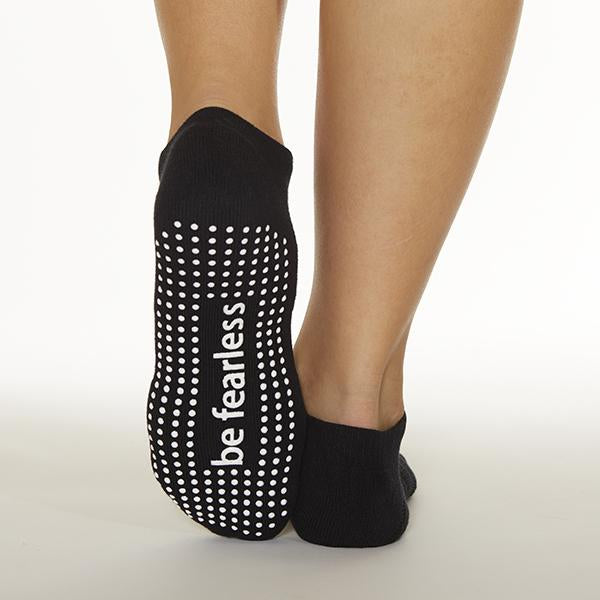 https://www.simplyworkout.com/cdn/shop/products/Sticky-Be-grip-socks-be-fearless-black-white_4.jpg?v=1605579725