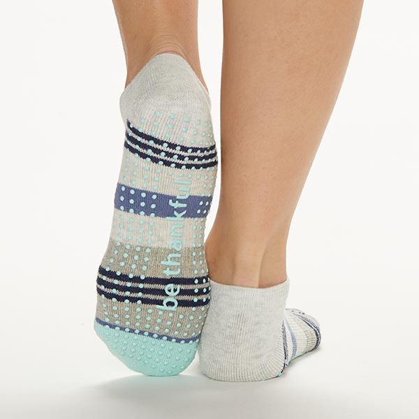 https://www.simplyworkout.com/cdn/shop/products/Sticky-Be-grip-socks-be-thankful-mia-bermuda_3.jpg?v=1591055521