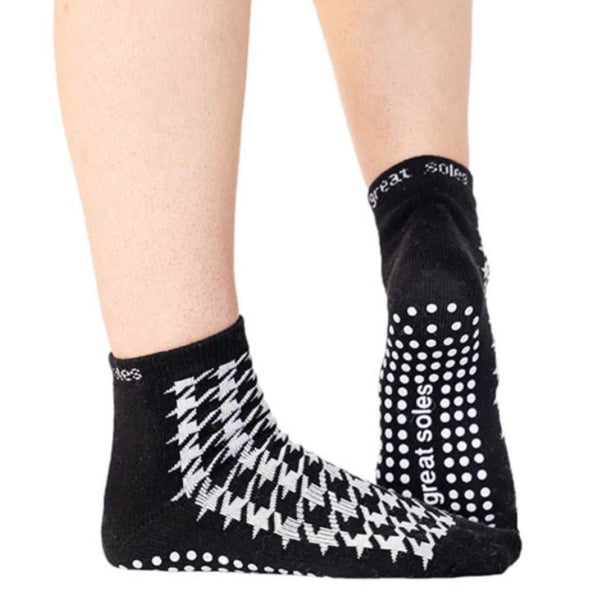 great soles eeryn black and white houndstooth grip socks