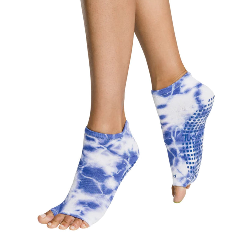 https://www.simplyworkout.com/cdn/shop/products/tucketts-3-pack-grip-socks-mix-styles-tie-dye_4_800x.jpg?v=1660363377